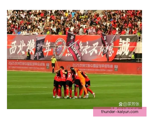 本地足球队本周末主场迎战劲敌，球迷期待热血对决表现亮眼。