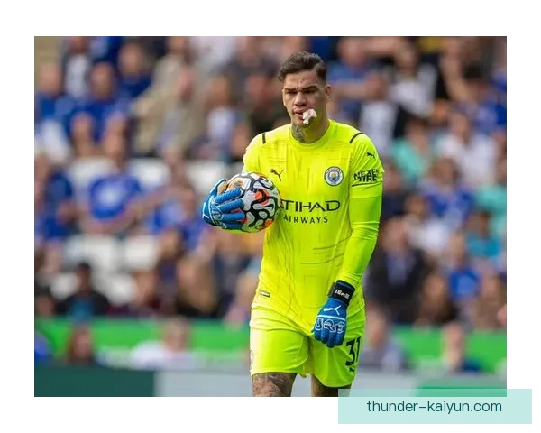 埃德森近期在曼城的表现稳健,展现出强大的足球影响力与竞技状态。 埃德森近期在曼城的表现稳健,展现出强大的足球影响力与竞技状态。
